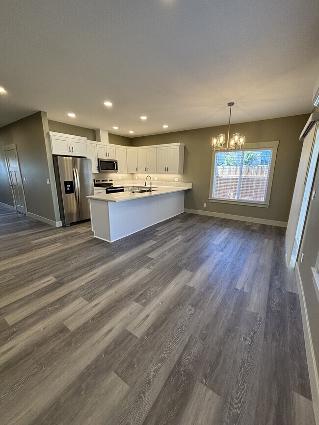 Foto del edificio - 390 Seven Oaks Ln