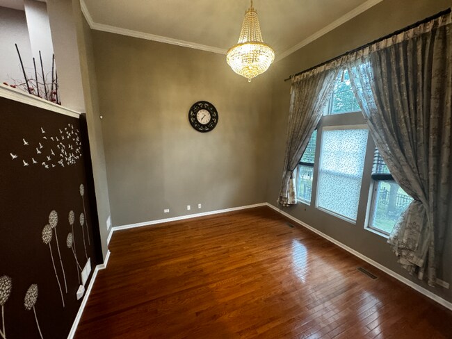 Building Photo - 573 Plaza Pl