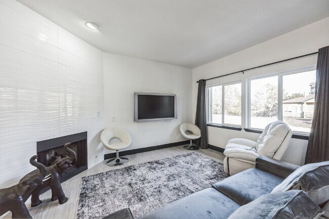 Foto del edificio - Beautiful Remodeled 2 Bedroom/2 Bathroom Condo is DTC!