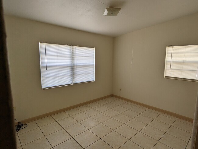 Foto del edificio - 1710 Rose Blvd