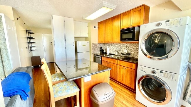 Building Photo - FULLY FURNISHED STUDIO IN KING MANOR! CLOSE TO STRAUB-WARD-KAPIOLANI