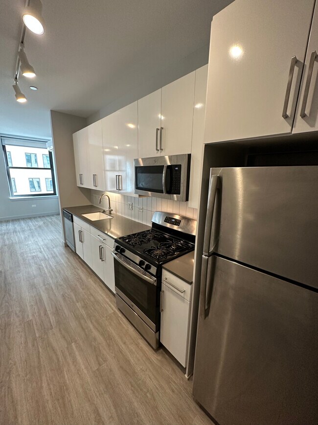 Building Photo - Large walk-in closet for a studio in the L...