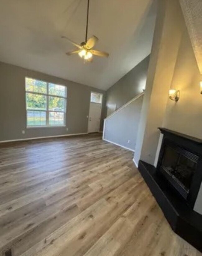 Building Photo - 5 bed/3 bath house