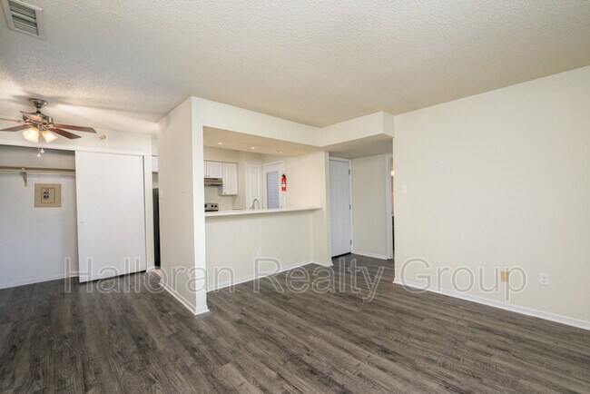 Foto del edificio - 6700 Whispering Oak Pl