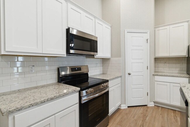 Building Photo - 469-473 Nespral Dr