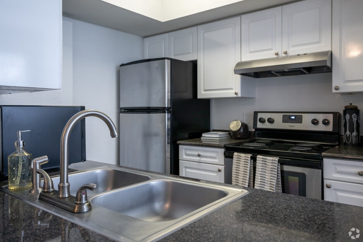 DOPPELGANGER　BELLAIR Estates At Bellaire - 4807 Pin Oak Park Houston, TX 77081