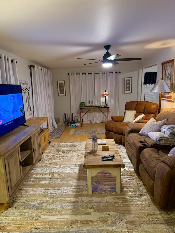 Foto del edificio - 1219 Thomas Dr