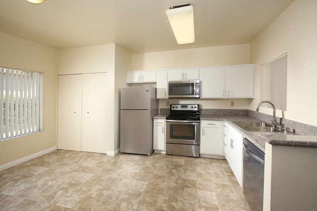 Building Photo - Highland Downs Apartments