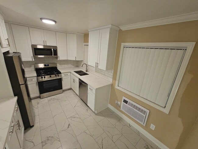 Building Photo - Encinitas Renovated Two Bedroom Apartment