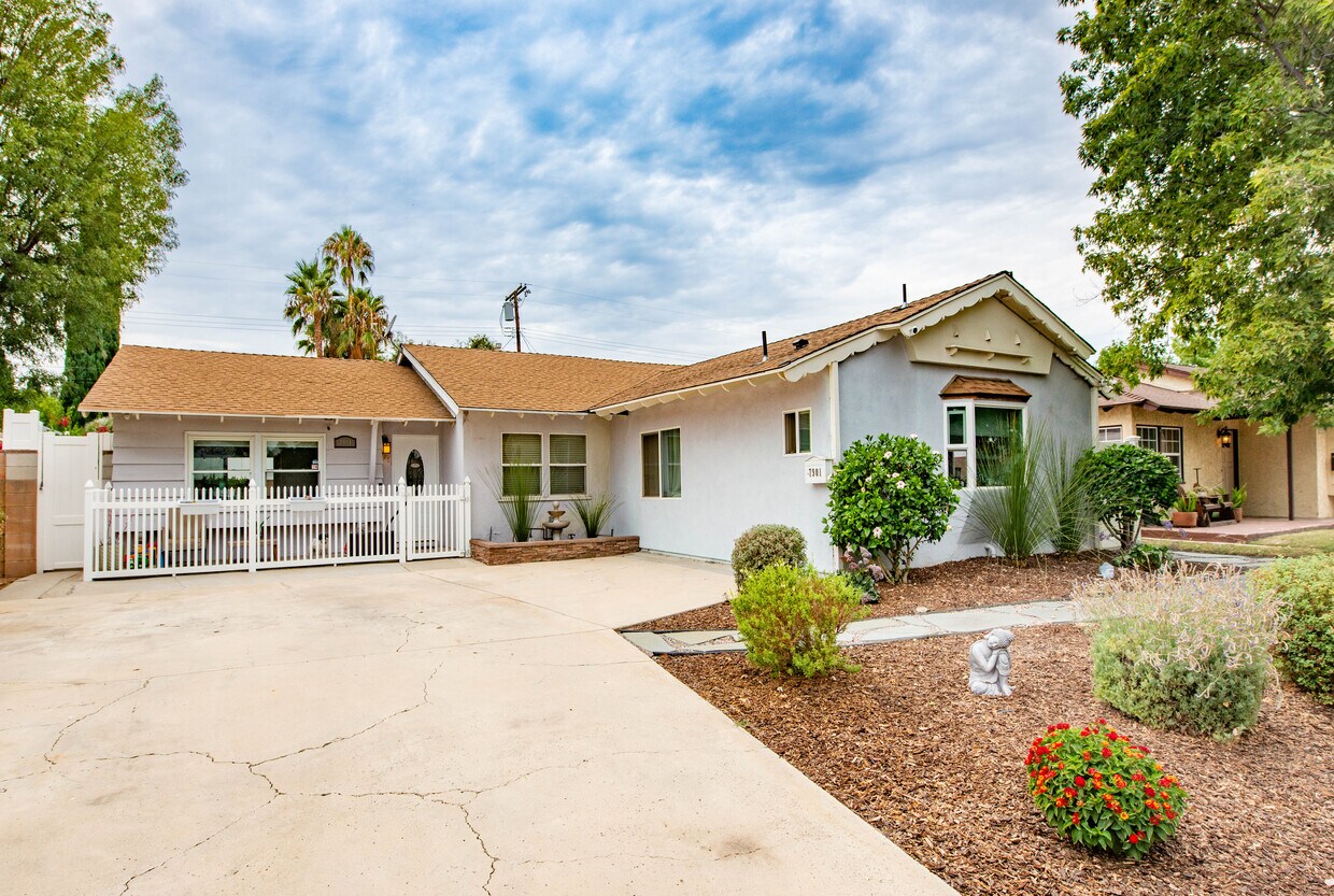 Primary Photo - 7901 Quimby Ave
