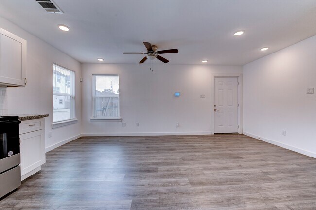 Building Photo - 6309 Sandra St