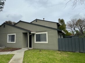 Building Photo - 520 Blueberry Ter