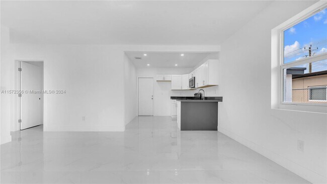 Building Photo - 912 E 32nd St