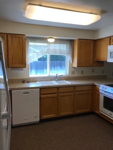 Building Photo - 1068 Mountain View Dr
