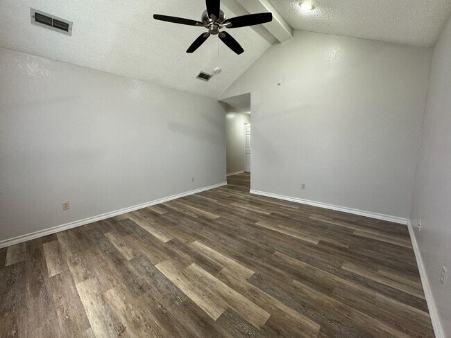 Foto del edificio - 8202 Raleigh Ave