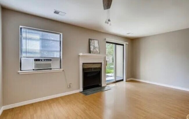 Sala de estar #2 - 225 E 8th Ave