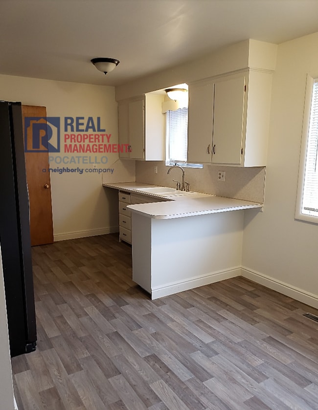 Building Photo - 3 Bedroom 1 Bath Home - 1 car garage - PET...