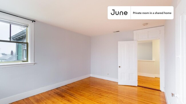 Foto del edificio - Private bedroom in 5 bed/2.5 bath Home