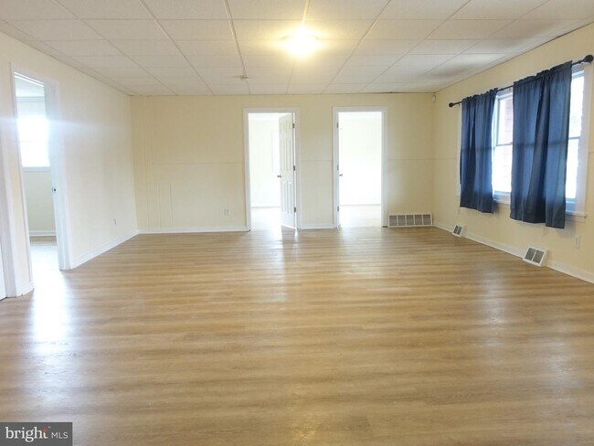 Building Photo - 102 Red Lion Rd