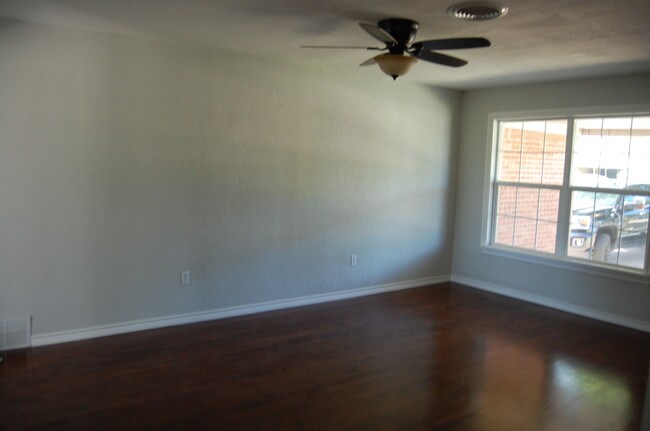 Building Photo - 122 SW 49th St