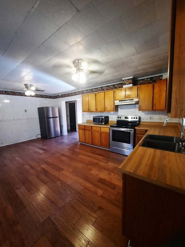 Foto del edificio - $1,700 - 2 Bedroom, 1.5 Bathroom Unfurnished House with Bonus Room in Sylva, Very Close to WCU