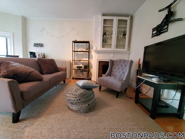 Foto del edificio - 43 Bay State Rd