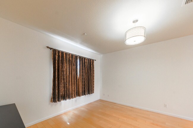 Building Photo - Beautiful 3 Bed / 2.5 Bath Available Now!