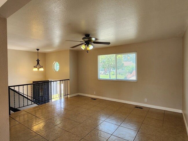 Building Photo - Great 4 Bed 2 Bath Home in West Jordan