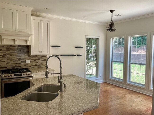 Building Photo - 706 Tall Oaks Dr
