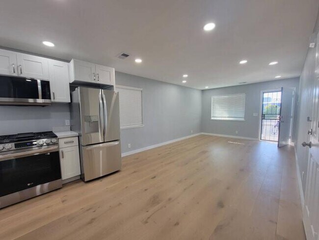 Building Photo - 3 bedroom in Oakland CA 94606