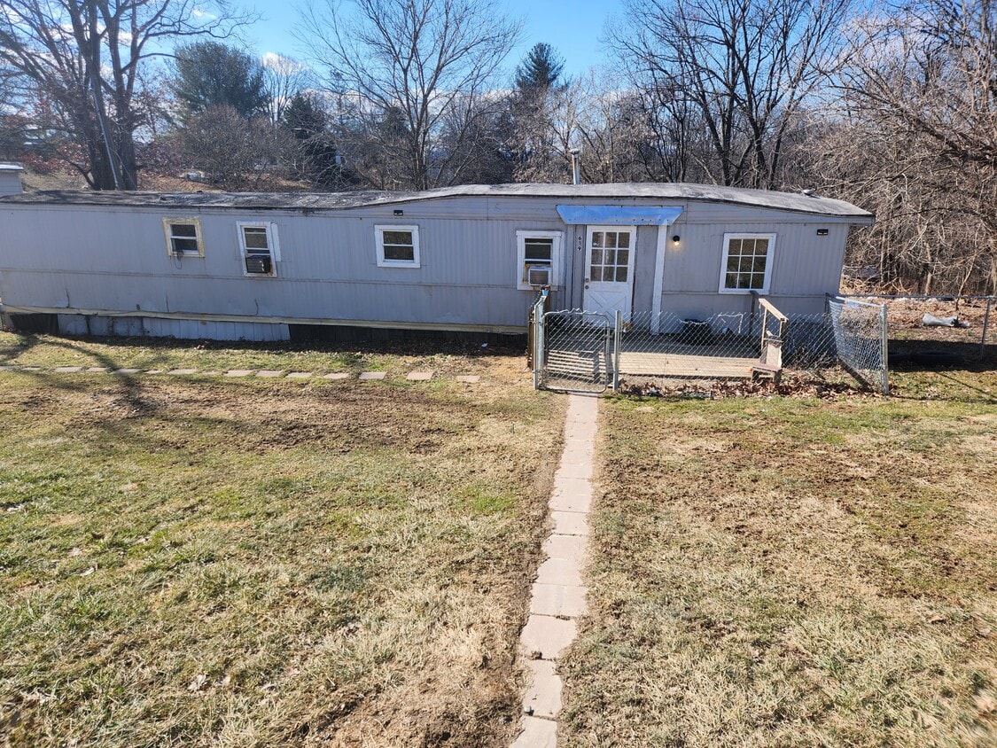 Primary Photo - 619 Broad Ln