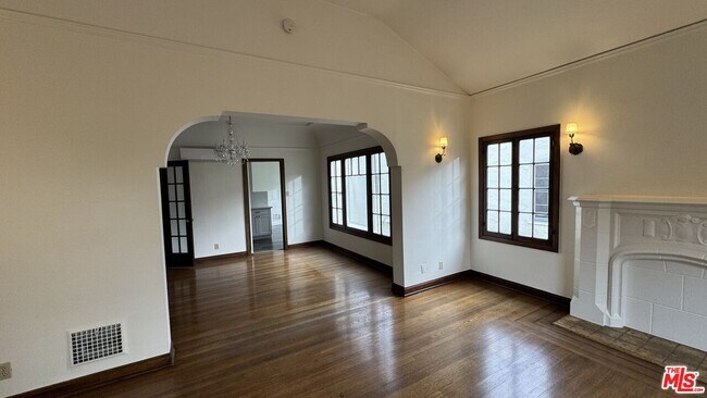 Foto del edificio - 326 1/2 N Sycamore Ave