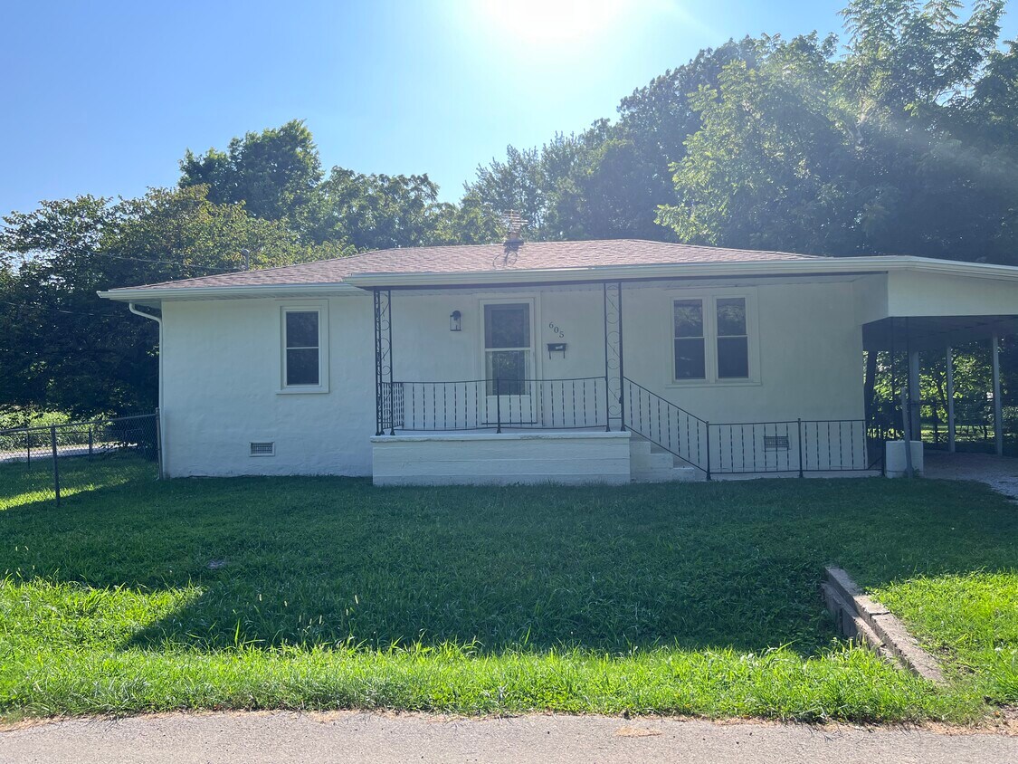 Primary Photo - 605 N Phelps Ave