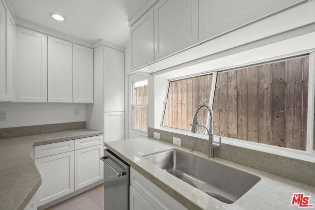 Foto del edificio - 1204 North Beverly Glen Boulevard, Los Ang...