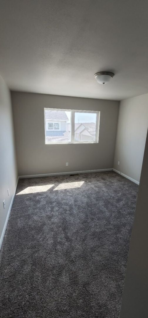 Building Photo - Modern Townhome in South Bismarck!