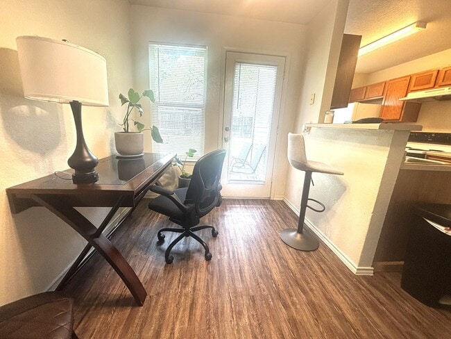 Building Photo - 409 Creek St