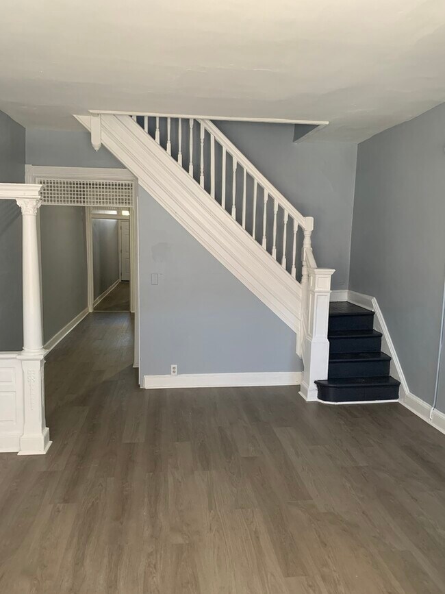 Building Photo - Large 3 Bed Home