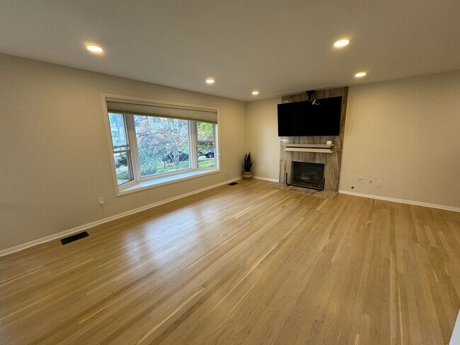 sala de estar de la planta principal - 1013 Mountfort Ct SW
