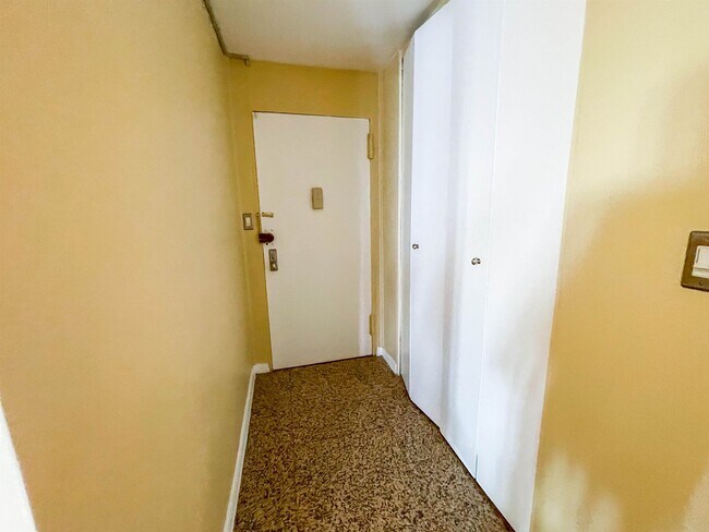 Foto del edificio - 6050 Boulevard E