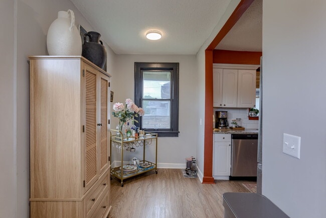 Building Photo - 832 E 72nd St