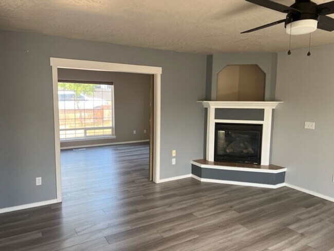 Foto del edificio - LARGE TWO STORY UPDATED HOME