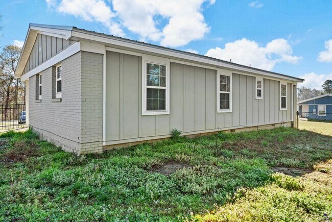 Building Photo - Country Cottage