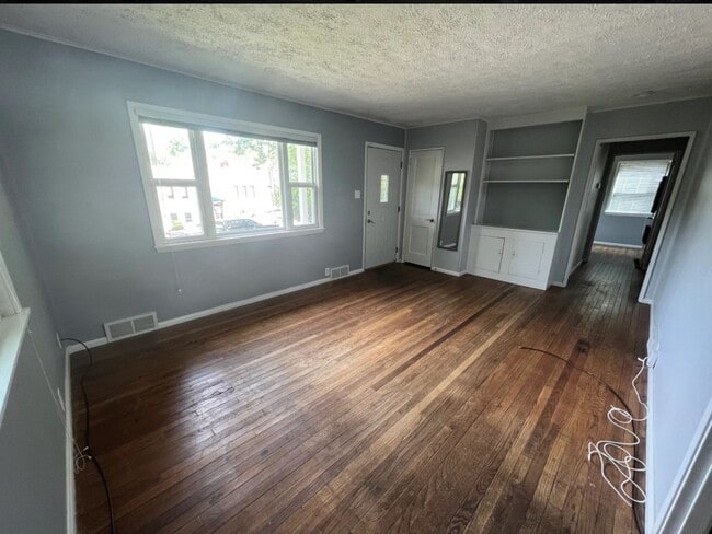 Building Photo - 328 S Arbutus Dr