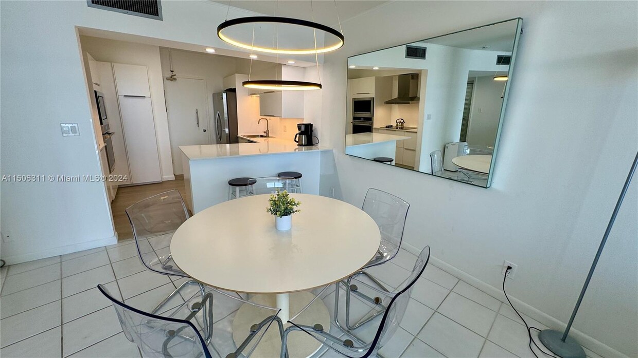 Foto principal - 900 Bay Dr