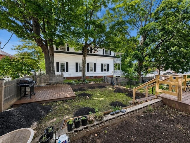 Building Photo - 76 Pleasant St