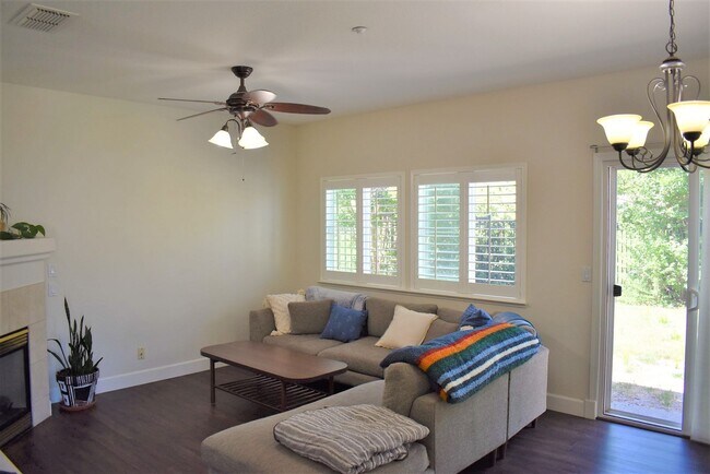 Foto del edificio - Wonderful gated Bentley Square HOA home in Browns Valley!