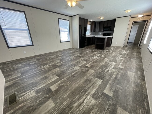 Building Photo - 15945 Villaire Ave