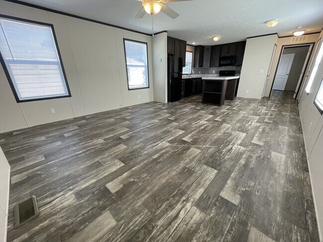 Foto del edificio - 15945 Villaire Ave