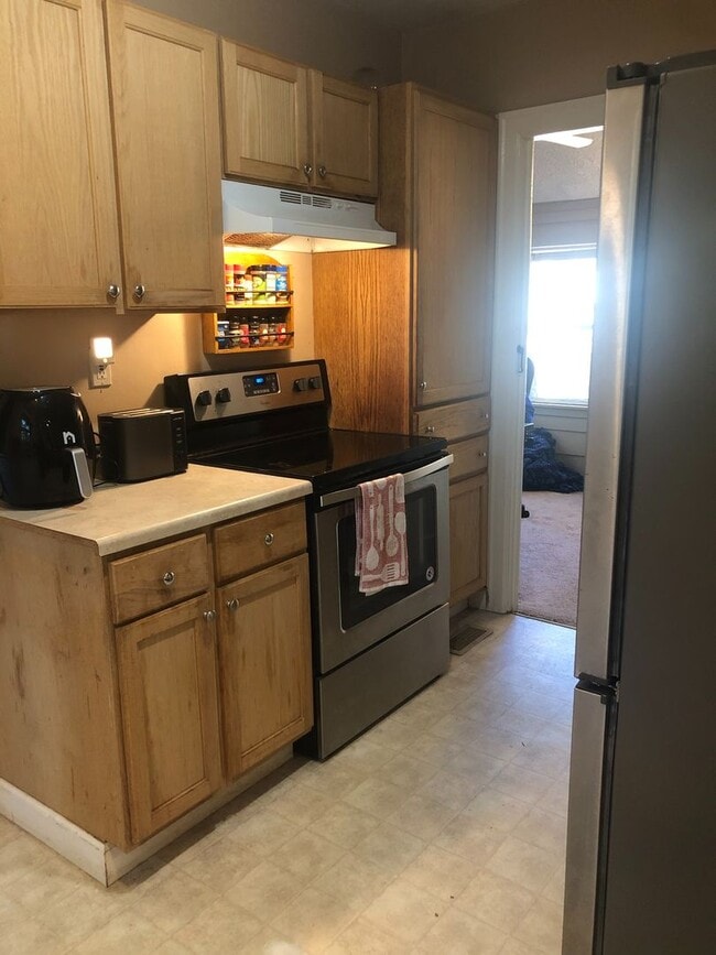 Building Photo - Now Pre-Leasing for Fall Semester 2026