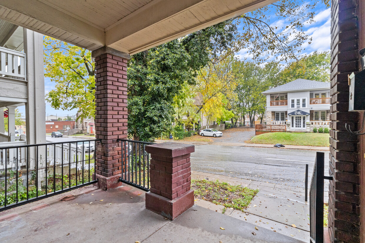 Covered front porch with brand new railings. Enter the shared hallway space or directly into unit A. - 2925 Holmes St